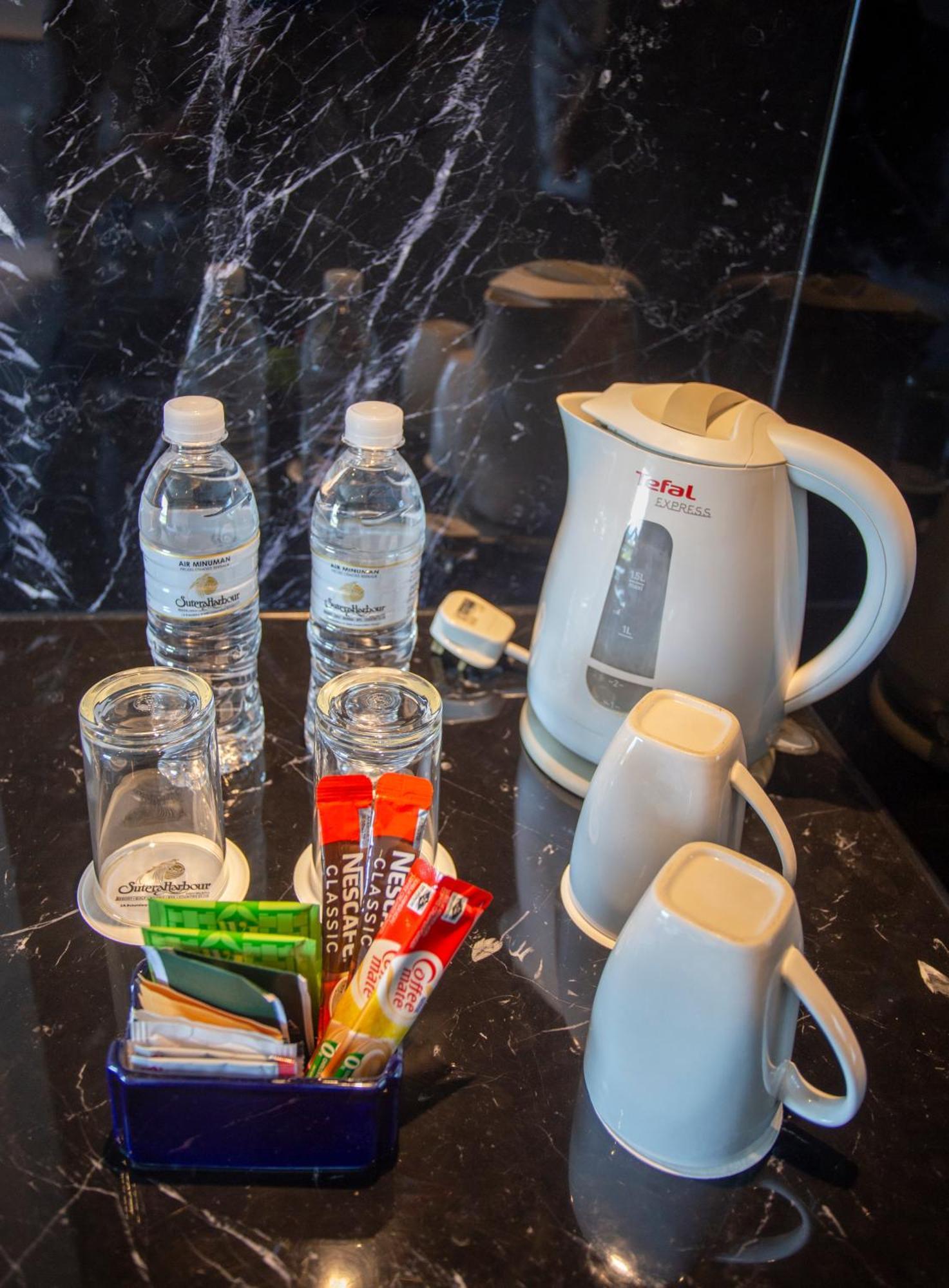 Hotel The Pacific Sutera Kota Kinabalu Exterior foto A kettle with bottled water and coffee