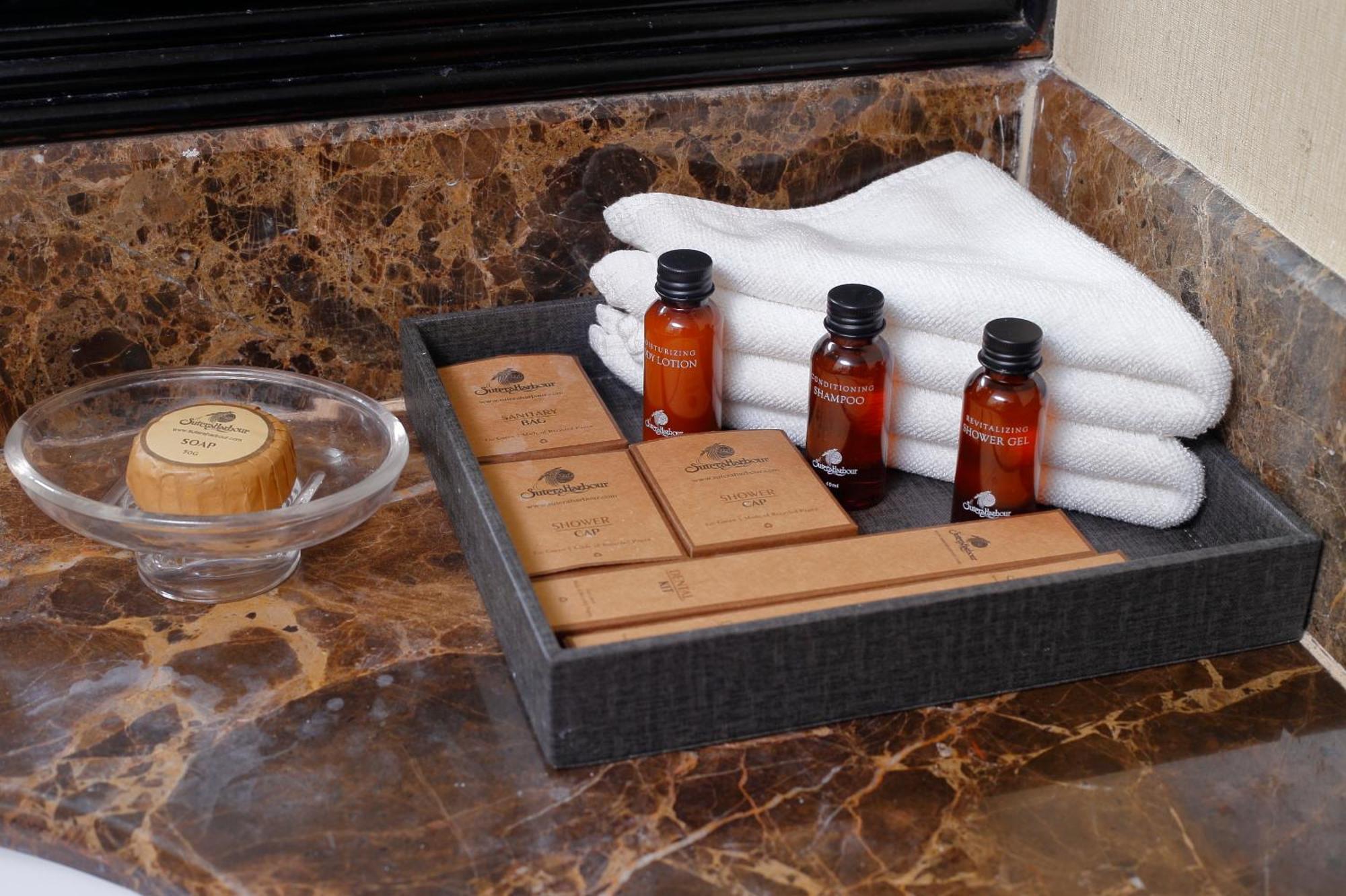 Hotel The Pacific Sutera Kota Kinabalu Exterior foto A selection of toiletries in a hotel bathroom