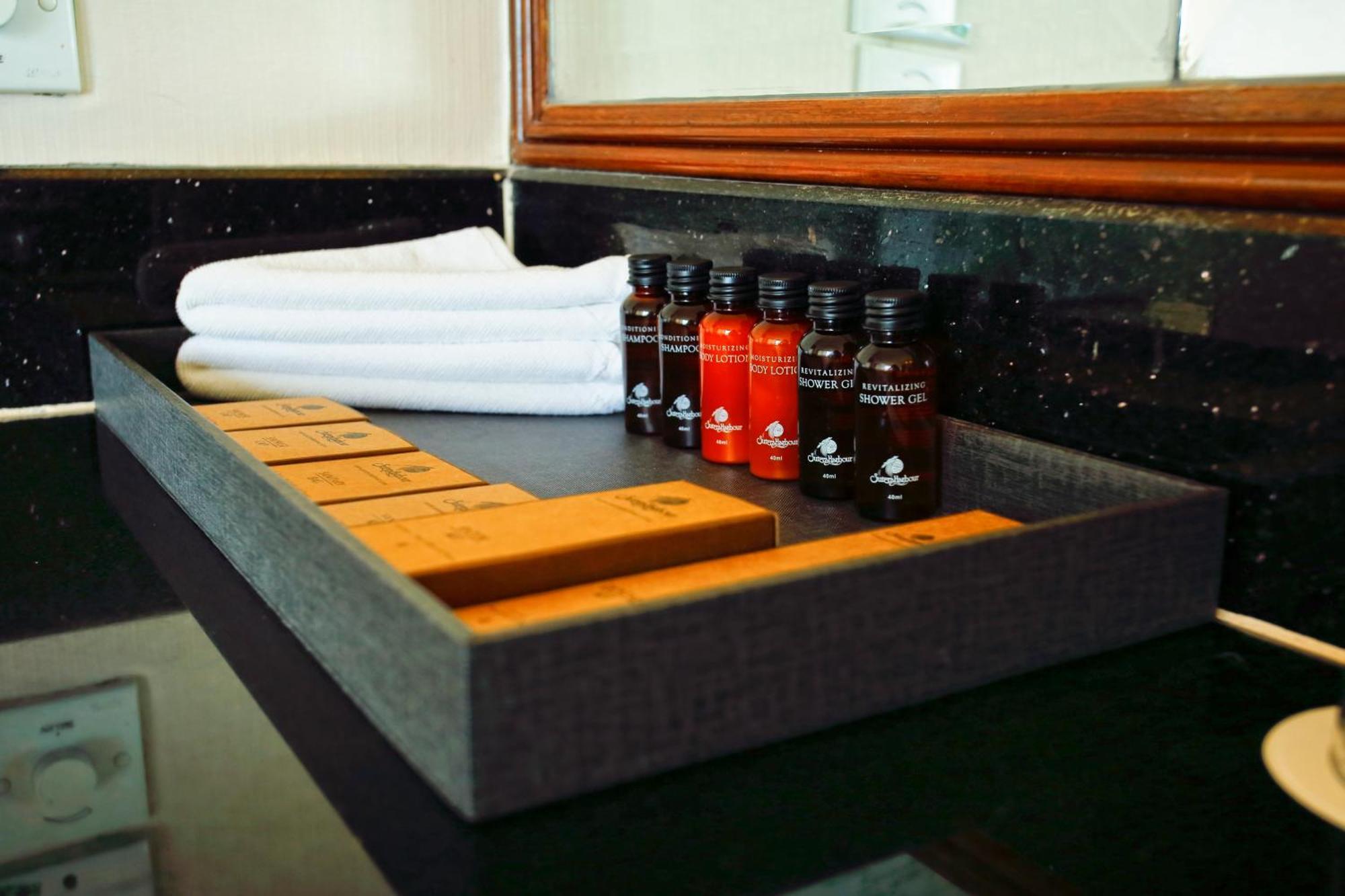 Hotel The Pacific Sutera Kota Kinabalu Exterior foto A bathroom tray