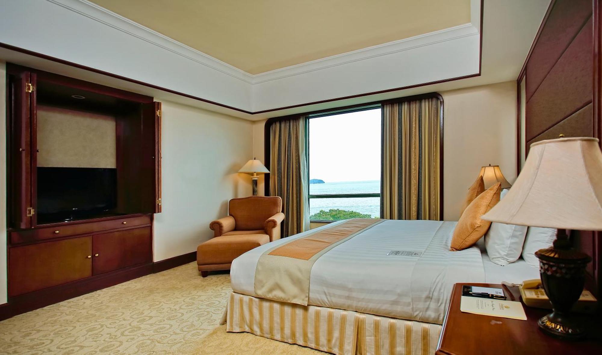 Hotel The Pacific Sutera Kota Kinabalu Exterior foto A bedroom at the Shangri-La Hotel, Kuala Lumpur