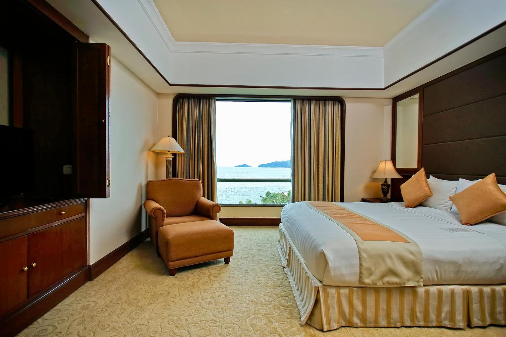 Hotel The Pacific Sutera Kota Kinabalu Exterior foto A room at the hotel